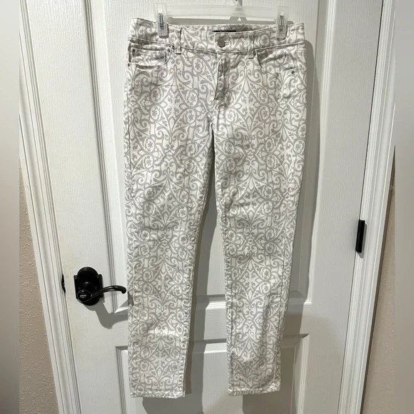 White House Black Market Gray and White Paisley Print Slim Ankle Jean Sz 6 NWOT - Picture 5 of 13